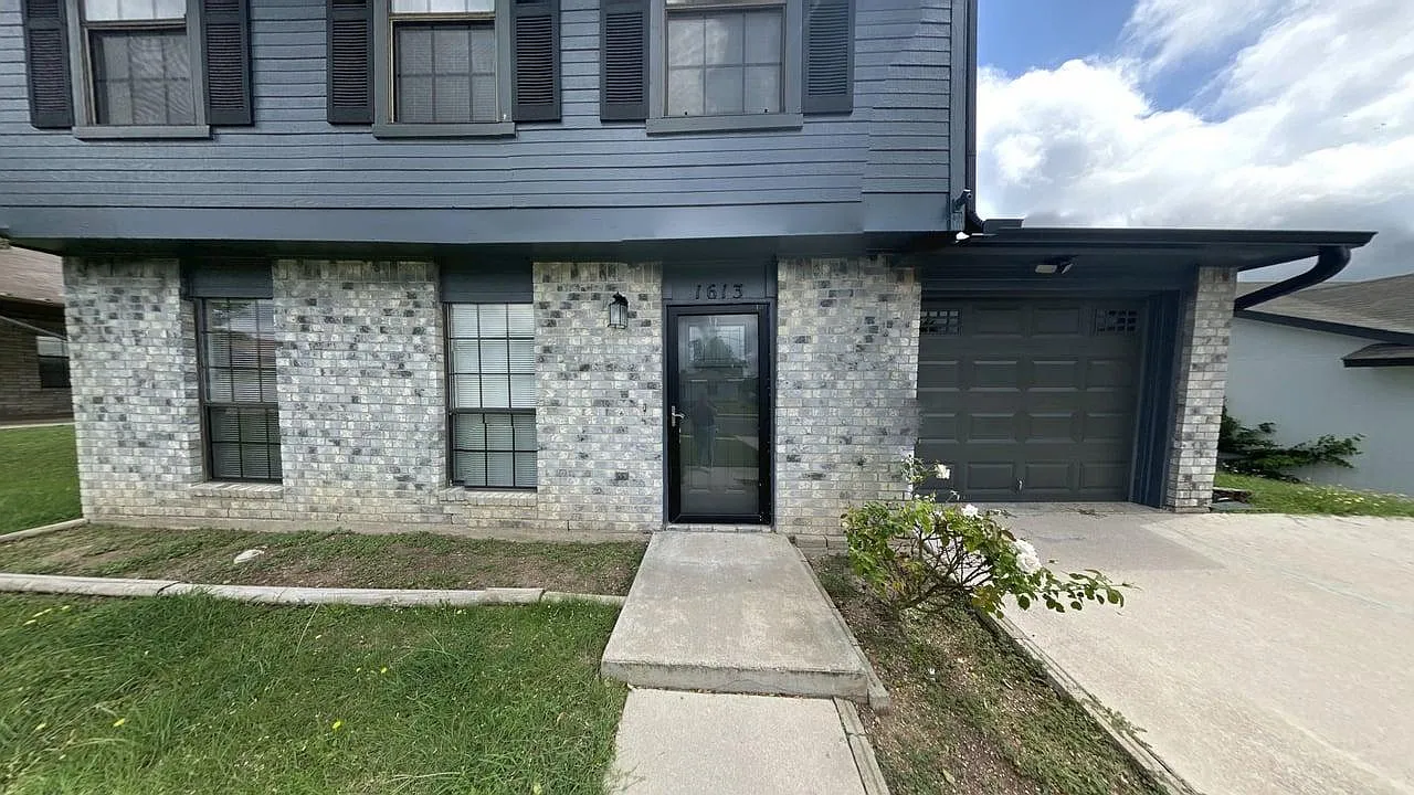 3 bed, 2.5 bath, 1274 sqft, $1,395 — Photo 2