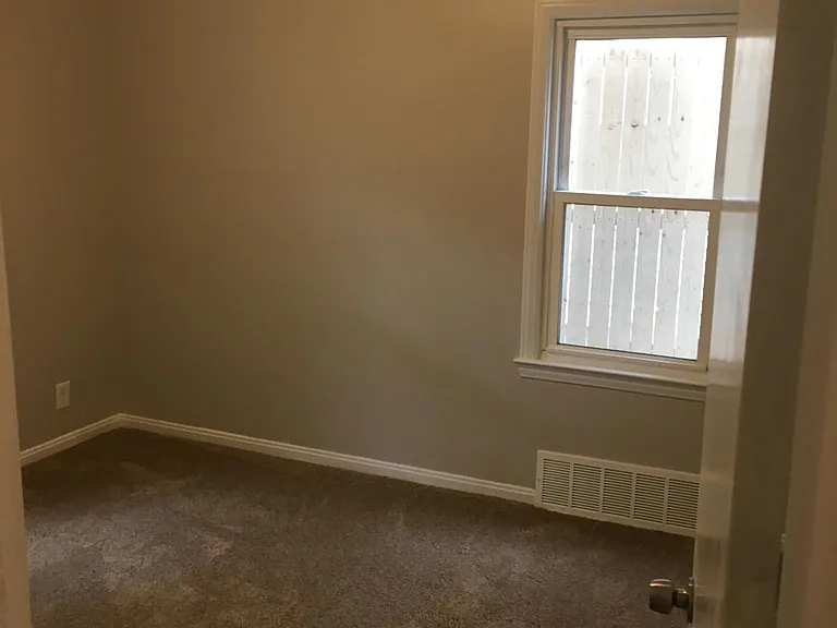 23315 Tawas Ave — Photo 8