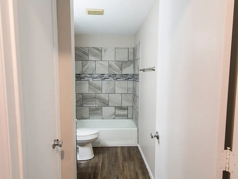 Brentwood Park Apartments — Photo 12