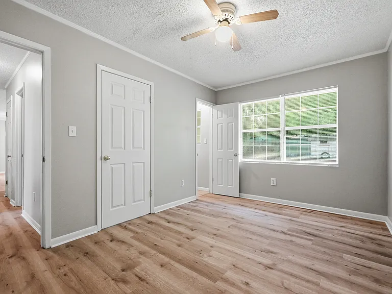90 Andrews Ave — Photo 32