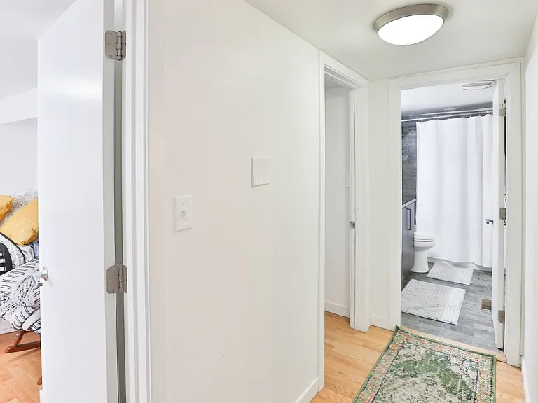 Wicker Park Big 3 Bedroom 2 Bath Private Coach House. Decks and Outdoor Space. — Photo 12