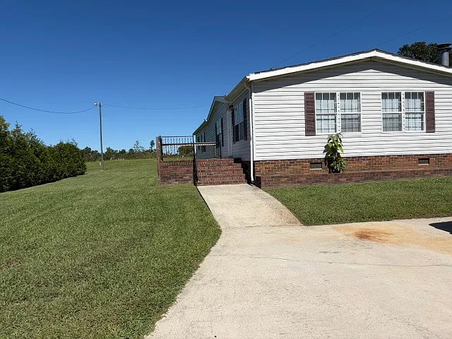 3 bed, 2200 sqft, $1,550 — Photo 2