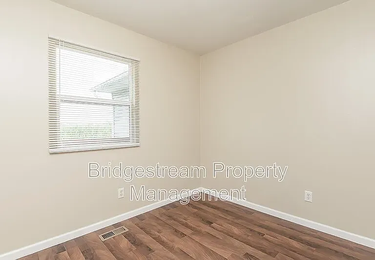 340 Walnut St — Photo 11