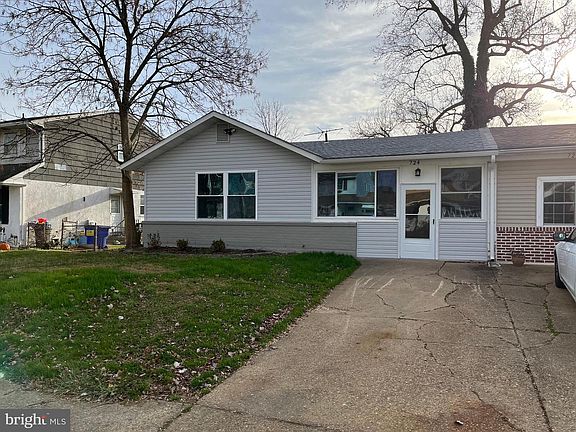 2nd image of 724 W Birchtree Ln