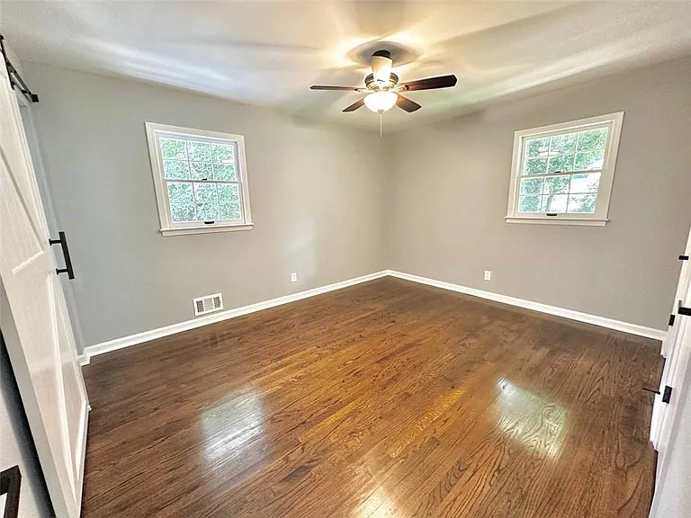 210 Suburban Dr NE — Photo 22