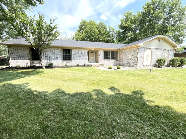 1215 S Buttercup Dr, New Palestine, IN 46163