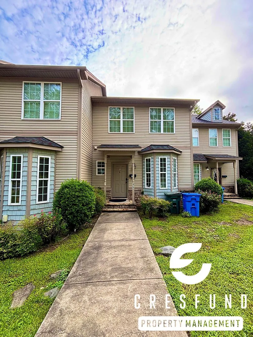 Available For Move In Today! Spectacular 3br 3.5 Bath Townhouse! — Photo 2