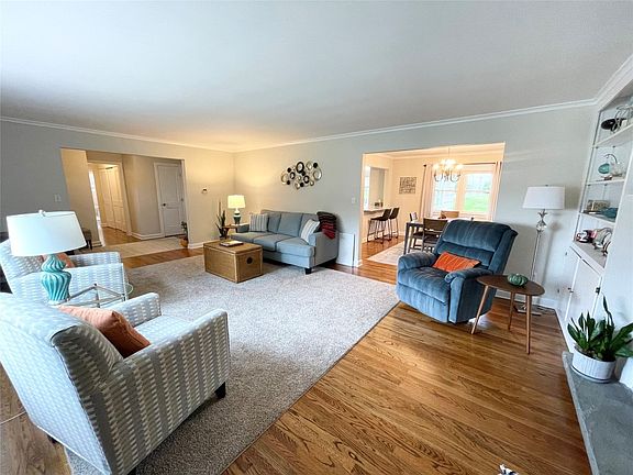 5th image of 25 Lennox Dr