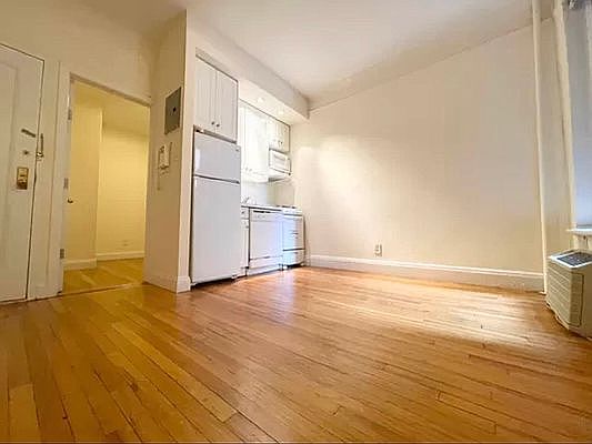 1st image of 121 E 89th St #3B