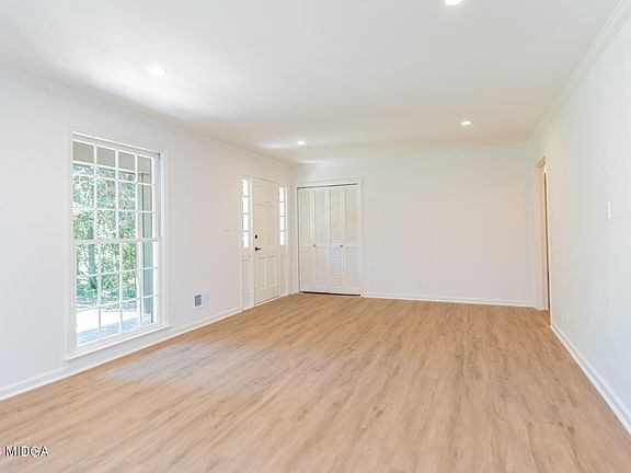 4th image of 137 Rivoli Woods Dr