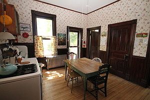 5th image of 2451 Oak St