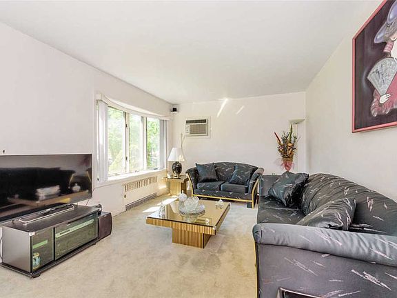 3rd image of 14 Surrey Ln