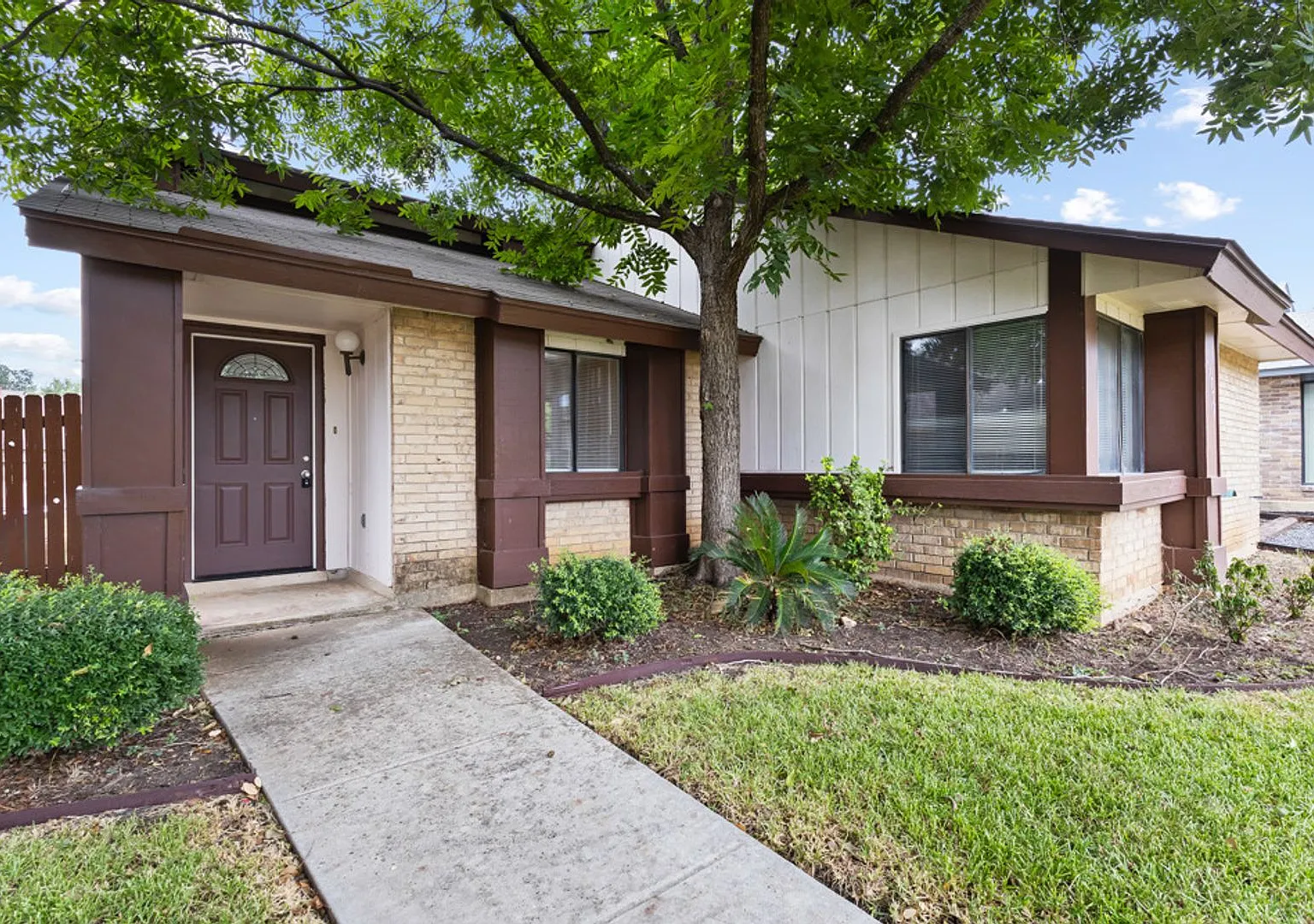 2 Bedroom/2 Bath Castle Hills Subdivision — Photo 4