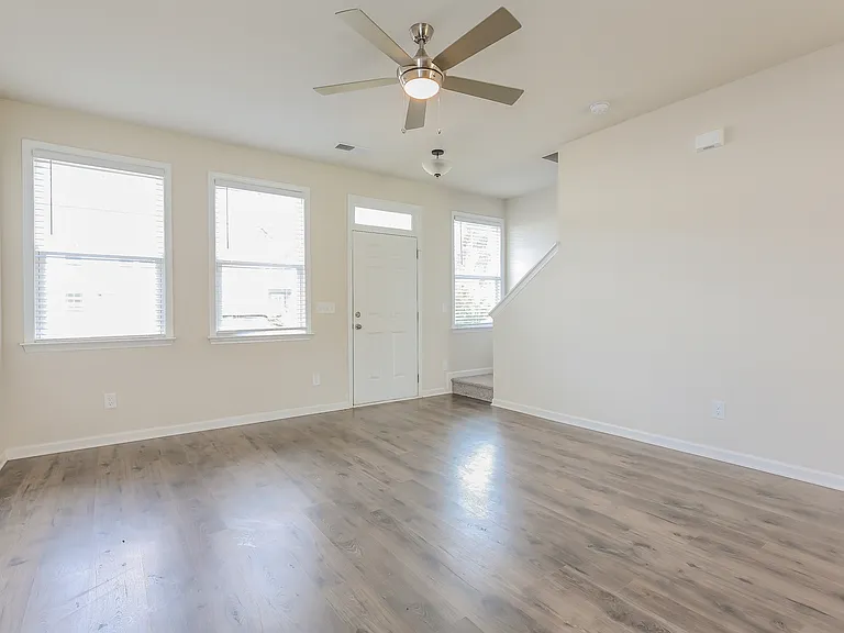144 Valley Creek Dr — Photo 3