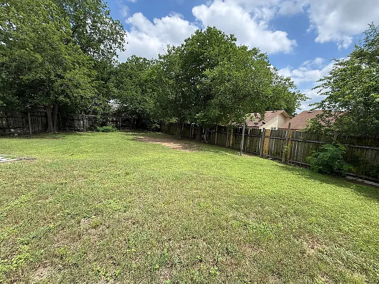 1109 Village Green Dr — Photo 25
