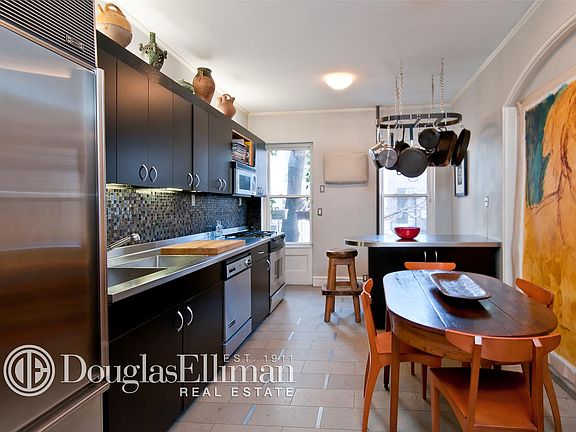 4th image of 136 1/2 W 15th St