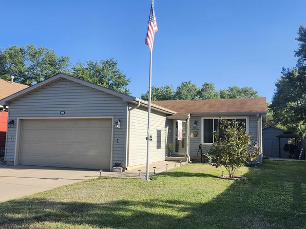 909 E 52nd St S, Wichita, KS 67216