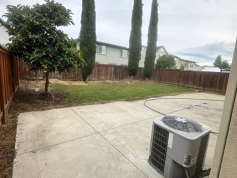 1635 Courtyard Dr — Photo 24