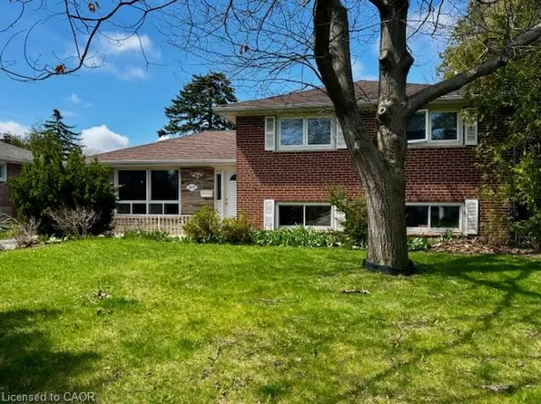 2075 Seabrook Dr, Oakville, ON L6L 2T8