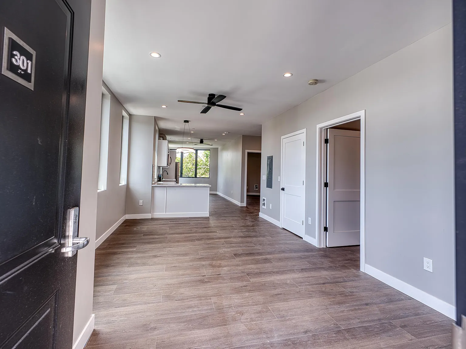 2 bed, 991 sqft, $3,920 — Photo 4