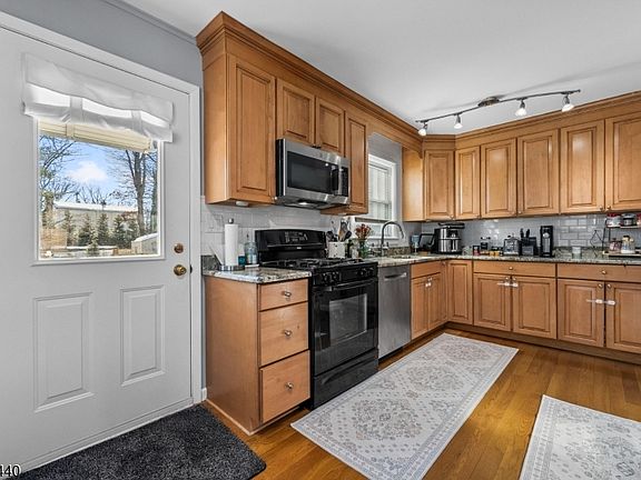 4th image of 77 Riverside Dr