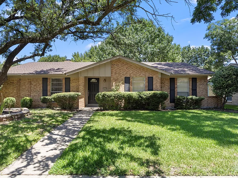 2413 Village Green Dr — Photo 16