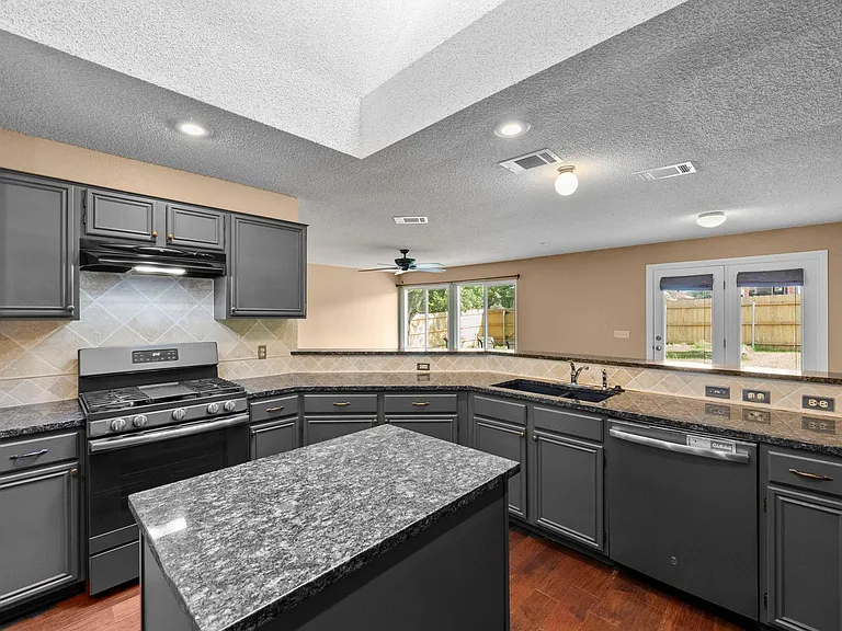 6700 Carisbrooke Ln — Photo 11