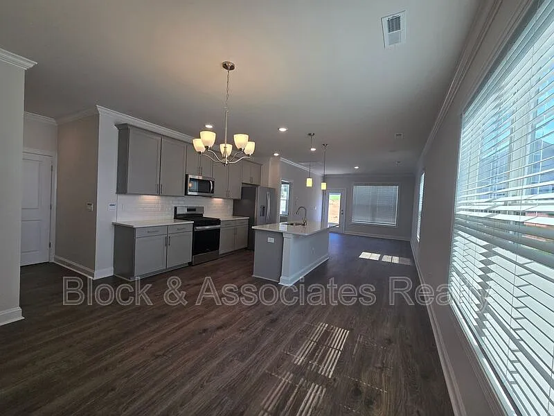 4 bed, 2.5 bath, 2240 sqft, $2,650 — Photo 4