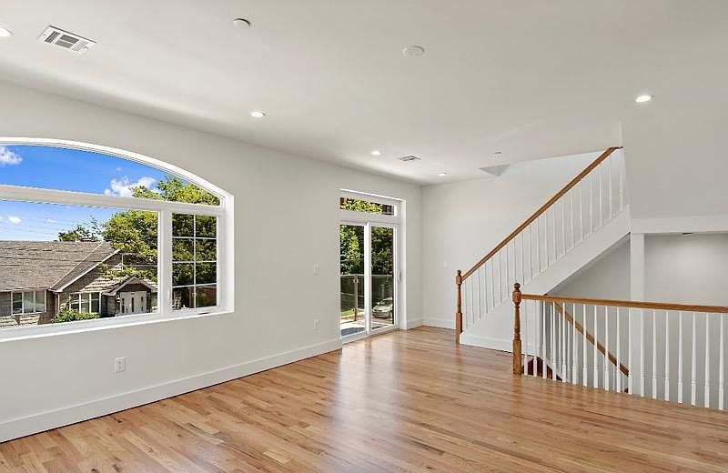 1st image of 721 Clarence Ave Floor 2