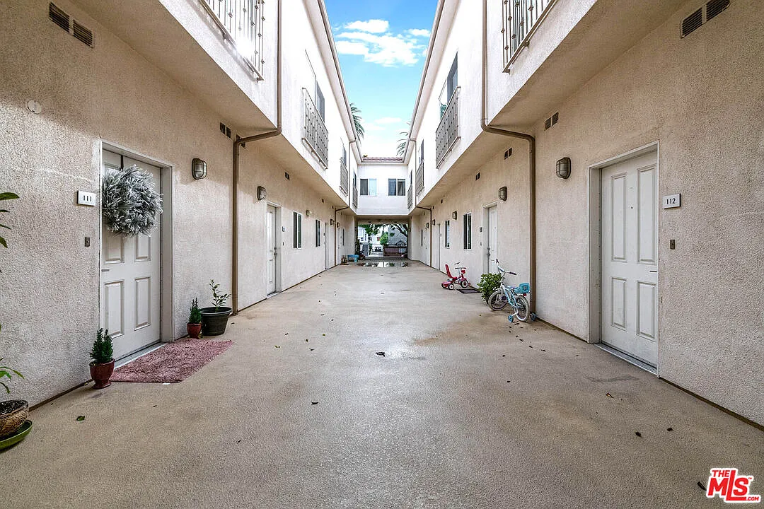 2 bed, 1.5 bath, 1300 sqft, $2,900 — Photo 2