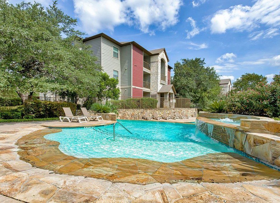 At Vance Jackson, we have all you need to feel right at home. Located in beautiful San Antonio, our prime location is near many restaurants, retail, and much more.