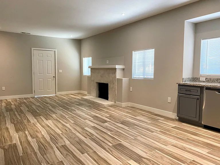 1729 E San Antonio St — Photo 4