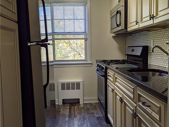 5th image of 74 Underhill Ave APT 2B