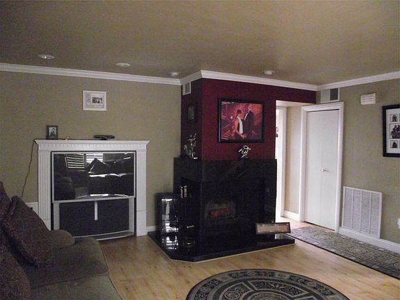4th image of 1651 S Juniper St Unit 149