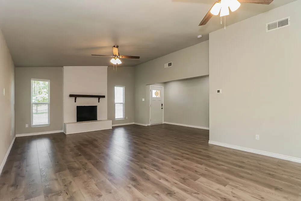 3 bed, 2.0 bath, 1673 sqft, $2,050 — Photo 3