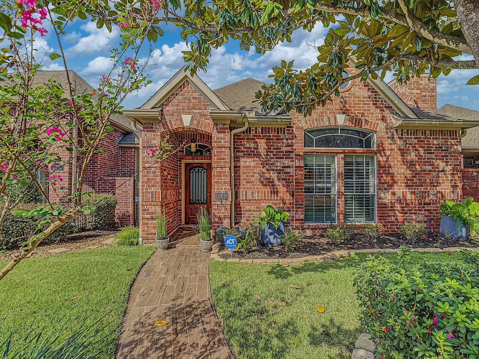 3 bed, 2.5 bath, 2364 sqft, $3,200 — Photo 1