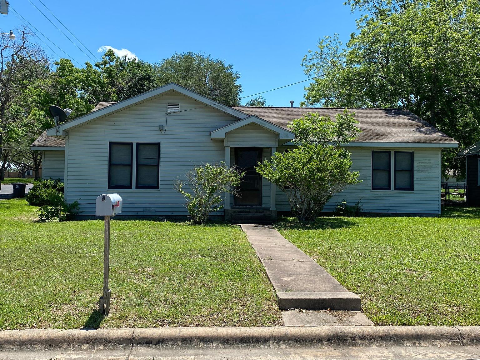 202 Black St, Schulenburg, TX 78956 Zillow