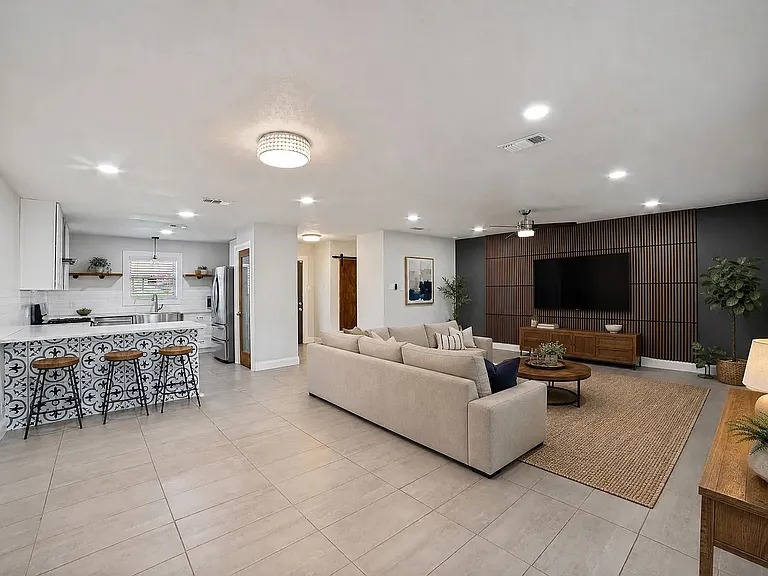 608 Booth Dr — Photo 2