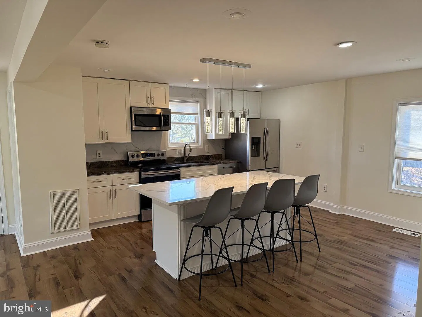3 bed, 2.0 bath, 1442 sqft, $3,200 — Photo 3