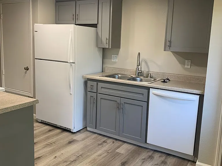 Dry Creek Apartments — Photo 9