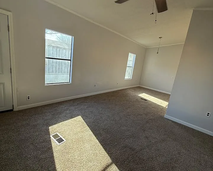 209 Roxbury Cir — Photo 11