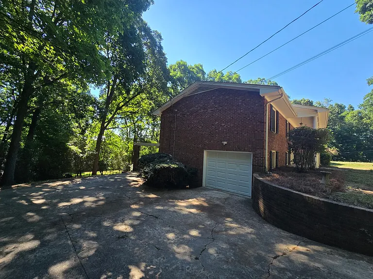 1194 Ingram Dr — Photo 4