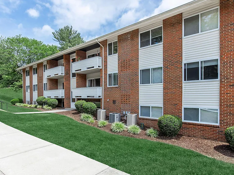 Windsor Hills Apartments — Photo 10