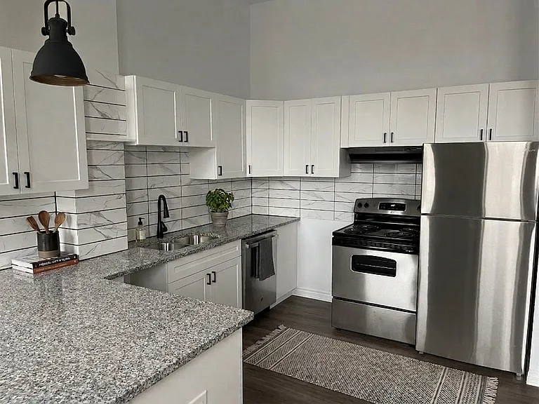 430 Adelaide St N — Photo 2