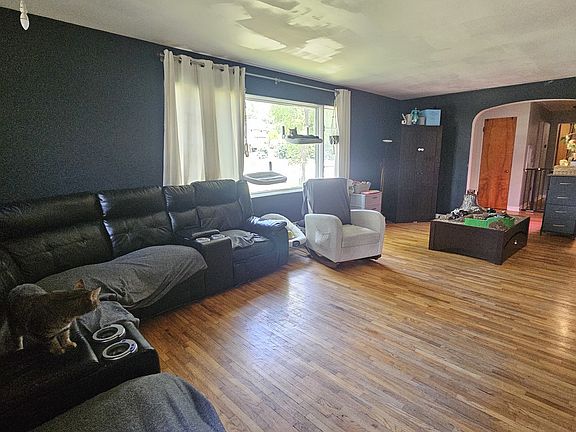 5th image of 525 Prairie St