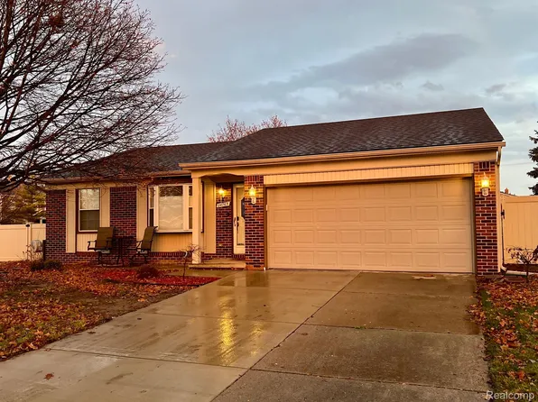 24765 Cambridge St, Woodhaven, MI 48183