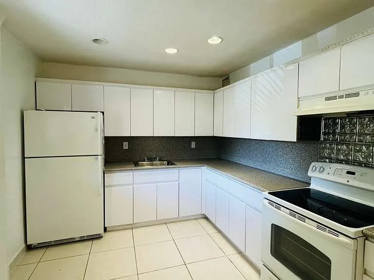 724 NE 4th St #5 — Photo 1