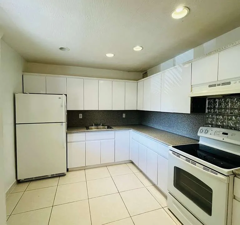 724 NE 4th St #5