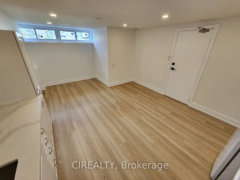 31 Bailey Cres #LOWER — Photo 5