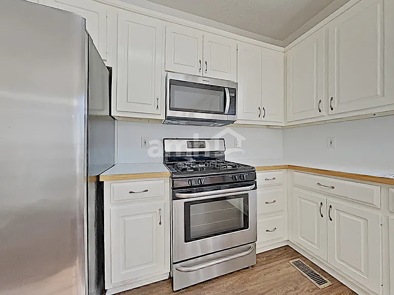 1045 Fieldstone Dr — Photo 6